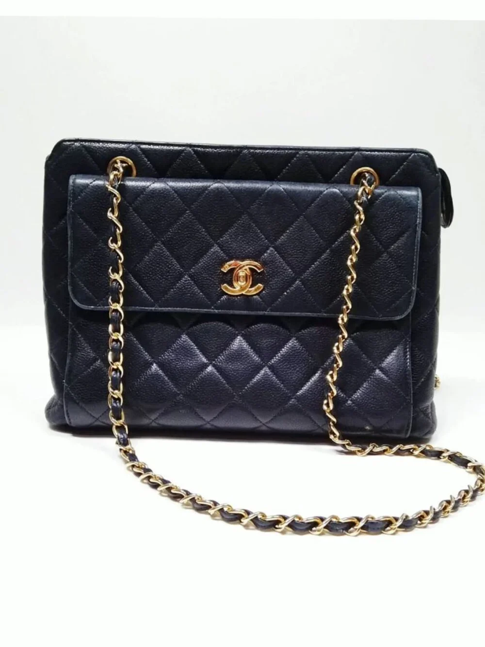 Authentic Chanel Vintage CC Shoulder Bag Black Quilted Leather Gold Chain Bag - Picture 2 of 16